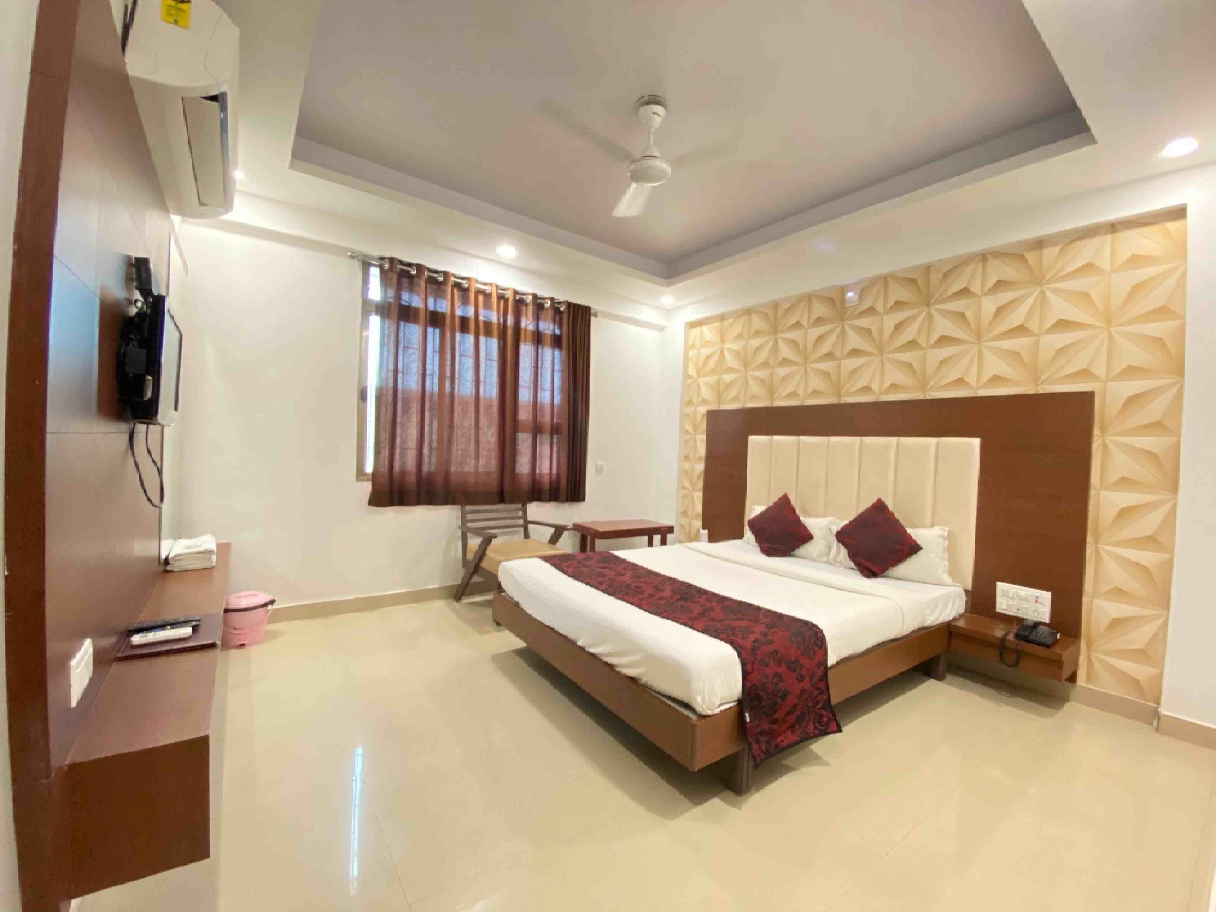 Hotel Gomti Super Deluxe Double Bed